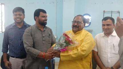 बैरिया: बैरिया प्रखंड मुख्यालय में विधायक ने की समीक्षात्मक बैठक, विकास कार्यों का लिया जायजा