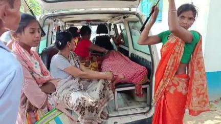 লালগোলা: লালগোলা নসিপুরে পারিবারিক অশান্তির জেরে কীটনাশক খেয়ে আত্মহত্যার চেষ্টা, নিয়ে যাওয়া হল লালবাগ মহকুমা হাসপাতালে