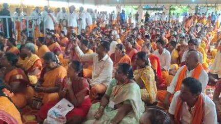 அணைக்கட்டு: அரியூர் தங்க கோவிலில் 10,008 மஞ்சள் நீர் கூடங்கள் மேளதாளங்கள் முழங்க எடுத்து வந்து பக்தர்கள் சுவாமிக்கு அபிஷேகம்