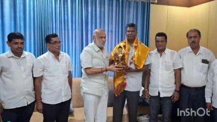 ಯಲ್ಲಾಪುರ: ಪಟ್ಟಣಕ್ಕೆ  ಲೋಕೋಪಯೋಗಿ ಇಲಾಖೆಯ ಸಚಿವಸತೀಶ ಜಾರಕಿಹೊಳಿ ಭೇಟಿ,ಶಾಸಕ ಹೆಬ್ಬಾರ್ ರಿಂದ ಸನ್ಮಾನ