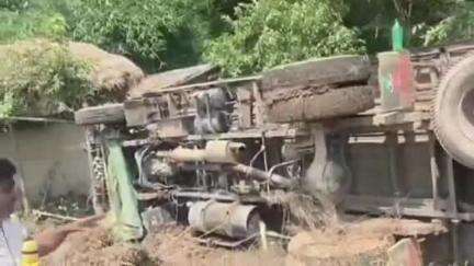 परिहार: मानिकपुर मुसहरनिया में तेज रफ्तार ट्रक पलटने से अफरा-तफरी