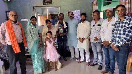 गुण्डरदेही: गुण्डरदेही विधानसभा के तीन बच्चों ने मेरिट में बनाई जगह, विधायक कुंवर सिंह निषाद ने बच्चों के निवास जाकर दी बधाई