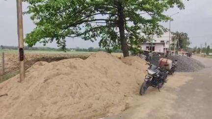 ঘাটাল: রাস্তার উপরে ইমারতি তৈরীর দ্রব্য রেখে চলছে ব্যবসা,সমস্যায় পড়ছেন খড়ার পৌরসভার মানুষ জন #jansamasya
