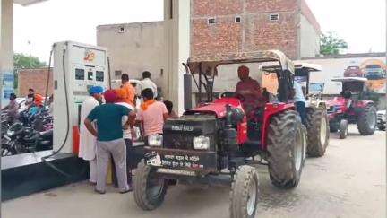 ਪੱਟੀ: ਭਾਰਤ ਪਾਕਿਸਤਾਨ ਦੇ ਵਿੱਚ ਵਧਦੇ ਤਨਾਅ ਦੇ ਕਾਰਨ ਪੈਟਰੋਲ ਪੰਪਾਂ ਤੇ ਤੇਲ ਪਵਾਉਣ ਲਈ ਲੱਗੀਆਂ ਲੰਮੀਆਂ ਲੰਮੀਆਂ ਲਾਇਆ#OperationSindoor