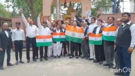 आगरा: दीवानी परिसर आगरा में अधिवक्ताओं ने निकाली रैली, पाकिस्तान के खिलाफ की जमकर नारेबाजी
#OprationSindoor