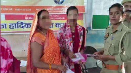 मुगलसराय: जिले के विभिन्न थाना क्षेत्रों में पुलिस ने महिलाओं व बालिकाओं को बैड टच व गुड टच के बारे में किया जागरूक