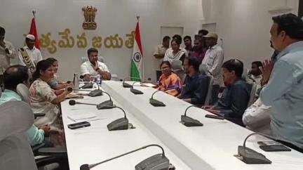 ప్రభుత్వ ఉద్యోగులు మెరుగైన సేవలందిస్తూ ప్రభుత్వ వ్యవస్థపై ప్రజల్లో నమ్మకాన్ని పెంపొందించాలి: పట్టణంలో కలెక్టర్ మహేష్