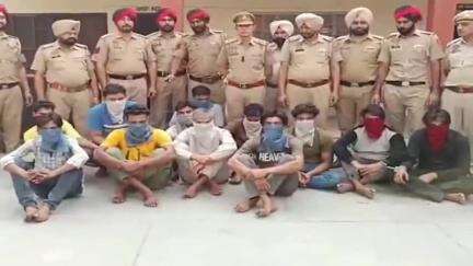 ਜਲੰਧਰ 1: ਥਾਣਾ ਲਾਂਬੜਾ ਦੇ ਵੱਖ-ਵੱਖ ਪਿੰਡਾਂ ਦੇ ਵਿੱਚੋਂ ਪਸ਼ੂ ਚੋਰੀ ਕਰਨ ਦੇ ਮਾਮਲੇ ਵਿੱਚ ਪੁਲਿਸ ਨੇ 12 ਚੋਰਾਂ ਨੂੰ ਕੀਤਾ ਗਿਰਫਤਾਰ ਸਾਡਾ ਪਿੰਡ