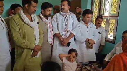 बांसडीह: घसौटी ग्राम सभा में अजय तिवारी के अपहरण के बाद पीड़ित परिवार से मिला कांग्रेस का प्रतिनिधिमंडल