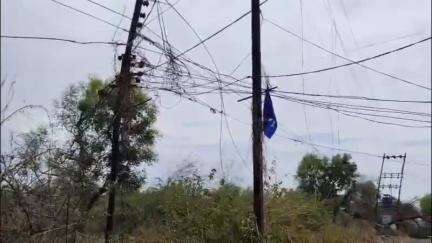धरणगाव: मातोश्री नगरात वादळी वाऱ्यामुळे विद्युत तारा तुटल्या तर खांब वाकले; नागरिकांचा महावितरण कार्यालयावर संताप #Jansamasya