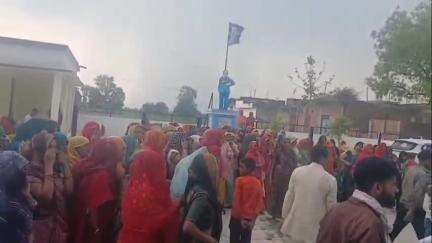 जसवंतनगर: सिरसागंज राधे मोड़ के पास हाइवे पर अज्ञात वाहन ने बाइक को मारी टक्कर, ग्राम कटेखेड़ा निवासी मां और बेटे की हुई मौत
