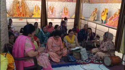 गजरौला के मोहल्ला लक्ष्मी नगर में स्थित श्री खाटू श्याम मंदिर पर महिला कीर्तन का हुआ आयोजन