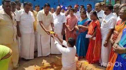 சோளிங்கர்: சோளிங்கர் நகராட்சியில் 5.69 கோடி ரூபாய் மதிப்பிலான பணிகளுக்கு அடிக்கல் நாட்டு விழா- அமைச்சர் ஆர்.காந்தி பங்கேற்பு