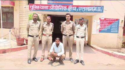 रतलाम नगर: रतलाम में टैंकर रोड से जिलाबदर आरोपी पकड़ा गया, पुलिस ने की कार्रवाई, गुंडों की धरपकड़ जारी रहेगी