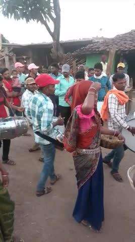 आदिवासी बारात हैं जो हमारे गांव मकरनढाना मैं बिद्री हैं
