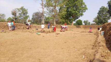 लालबर्रा: मनरेगा मजदूरी करने वाली माँझापुर निवासी तोमन बाई के खेत में अभियान के तहत बना तालाब, मजदूरी के अलावा करेगी मछली पालन