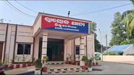ହିନ୍ଦୋଳ: ଵଦାଳୁ ହନୁମାନ ମନ୍ଦିର ନିକଟରୁ ବିହାରୀ ଯୁବକଙ୍କ ଠାରୁ ବାଇକ ସହ ପେଟି ପେଟି ବିଦେଶୀ ମଦ ଜବତ କଲା ରାସୋଳ ପୋଲିସ.
