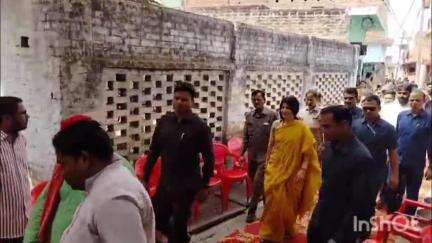 कुरावली: कुरावली नगर अध्यक्ष की पुत्री को शादी के बाद आशीर्वाद देने सांसद डिंपल यादव पहुंची