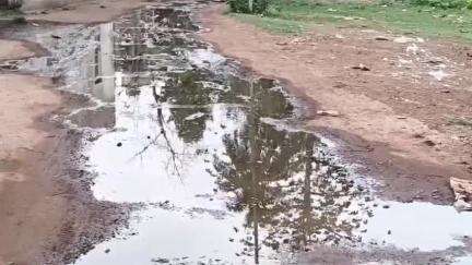 ସୁକିନ୍ଦା: ସୁକିନ୍ଦା ବ୍ରାହ୍ମଣ ଶାସନରେ ପାଣି ପାଇପ ଫାଟି ରାସ୍ତାରେ ବୋହୁଛି ପାଣି ଯାତାୟତ ବାଧାପ୍ରାପ୍ତ #jansamasya
