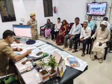 कांठ: एसपी देहात ने अपने कार्यालय में जनसुनवाई के दौरान जनता की समस्याओं का किया समाधान
