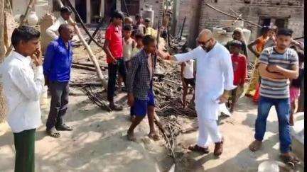 बिसवां: बिसवां के गुरेरा में अग्निकांड पीड़ित परिवारों को कसमंडा स्टेट के कुंवर दिनकर प्रताप सिंह ने आर्थिक सहायता प्रदान की