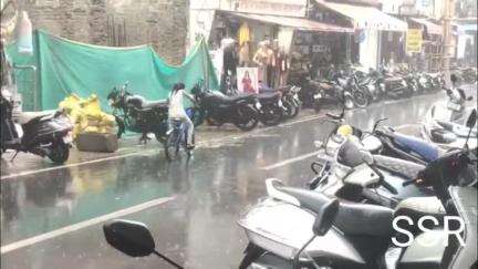 रतलाम नगर: बेमौसम बारिश से मौसम हुआ सुहाना, भीषण गर्मी से मिली राहत लेकिन किसानों के चेहरे पर चिंता की लकीरें