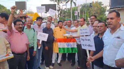 झांसी: ऑपरेशन सिंदूर की सफलता का ईलाइट चौराहे पर जनता ने मनाया  जश्न #OperationSindoor