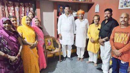 खुजनेर: राजगढ़ विधायक अमर सिंह यादव ने खुजनेर में राकेश खरे की माता के निधन पर दी श्रद्धांजलि