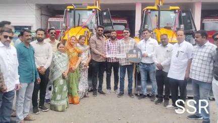रतलाम नगर: महापौर प्रहलाद पटेल ने नगर निगम परिसर में 2 नई जेसीबी मशीनों का लोकार्पण किया, निगम के संसाधनों में वृद्धि हुई