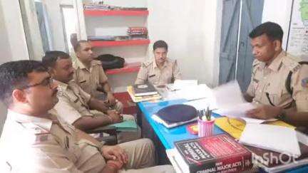 राजमहल: राजमहल इंस्पेक्टर ने थाना प्रभारियों के साथ की मासिक अपराध समीक्षा, दिए निर्देश