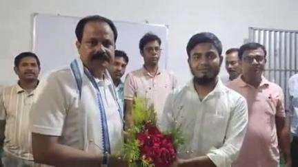 মুরারই ১: মুরারই ও রাজগ্রামের উচ্চ মাধ্যমিকের কৃতি ছাত্র-ছাত্রীদের, বীরভূম জেলা কৃষি কর্মাধ্যক্ষ সেরাজুল ইসলামের পক্ষে সংবর্ধনা
