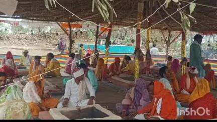 मुंगावली: रुहाना के गोड़बाबा मंदिर में श्रद्धालुओं ने यज्ञ मंडप में विश्व कल्याण के लिए आहुतियां दीं