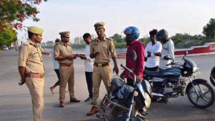 निचलौल: झुलनीपुर के पास भारत नेपाल बॉर्डर पर पुलिस ने चलाया चेकिंग अभियान सुरक्षा एजेंसीया अलर्ट#OperationSindoor