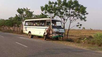 गुरुआ: गुरुआ-करमाईन मुख्य सड़क पर बस और सवारी वाहन की टक्कर, डेढ़ दर्जन बाराती घायल