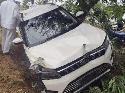 మేళ్ల చెరువు: హుజూర్ నగర్‌ నుంచి మేళ్లచెరువు వెళ్లే మార్గంలో ఎదురుగా వస్తున్న లారీని  తప్పించబోయి కారు బోల్తా