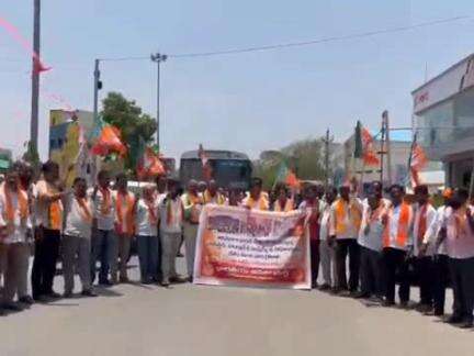 గద్వాల్: బంగ్లాదేశ్ వాసులను ఇండియా నుంచి తరిమి వెయ్యాలని AO సరితారాణికి వినతిపత్రం సమర్పించిన బిజెపి పార్టీ నాయకులు