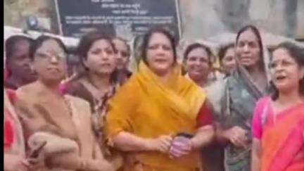 सेंधवा: भाजपा महिला मोर्चा ने एयर स्ट्राइक की सफलता पर मनाया जश्न, किला गेट चौराहे पर बांटी जलेबी #OperationSindoor