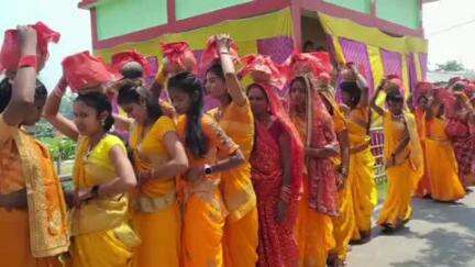 केिशनपुर: बैजनाथपुर वार्ड नंबर 3 में भोलेनाथ की प्रतिष्ठा के लिए कन्या द्वारा कलश यात्रा निकाली गई