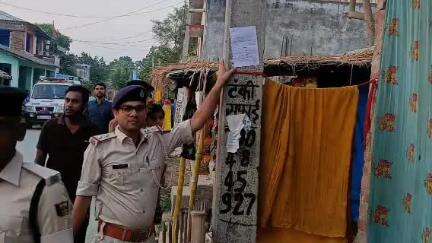परिहार: बेला पुलिस ने लड़की के अपहरण मामले के आरोपी के घर इश्तेहार चिपकाए