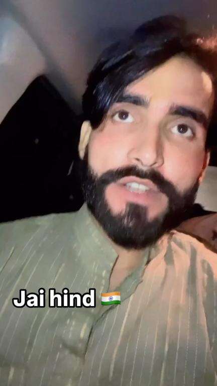 हमारे लिए अपनी जान दे सकते हैं, 
क्या हम उन्हें एक सीट नहीं दे सकते? 
Respect Army 🙏🏻

#jaihind #army #apsgurjar