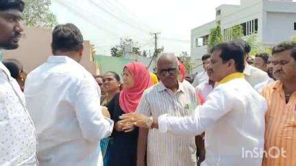 గుంటూరు: ప్రజల సమస్యలను ఎందుకు పరిష్కరించలేదు అంటూ అధికారులపై ఆగ్రహ వ్యక్తం చేసిన గుంటూరు తూర్పు ఎమ్మెల్యే నజీర్