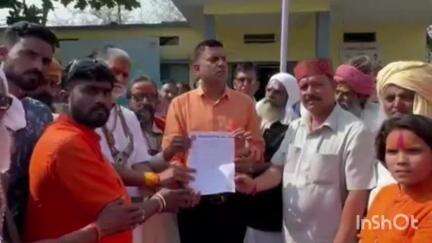 बदनावर: महंत पुजारी ने धरना दिया, तहसीलदार को ज्ञापन सौंपा