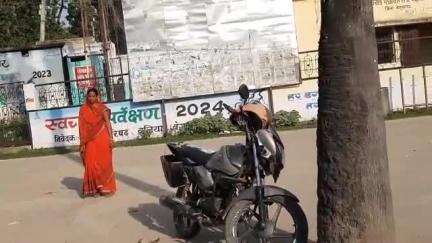 बलिया: बलिया BRC के पास दिनदहाड़े महिला से बदमाशों ने जेवर लूटे