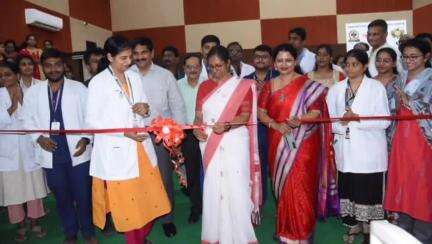 పొన్నూరు: వరల్డ్ తలసేమియా డే సందర్భంగా పెదకాకానిలోని సిబార్ దంత వైద్య కళాశాలలో రక్తదాన శిబిరాన్నిప్రారంభించిన జిల్లా కలెక్టర్
