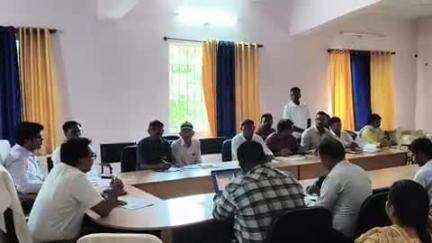 सोनुआ: प्रखंड कार्यालय में डीसी और डीडीसी ने योजनाओं की समीक्षा बैठक की, क्षेत्र का दौरा कर योजनाओं का किया निरीक्षण