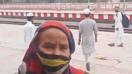 रुदौली: रुदौली स्टेशन पर खड़ी की गई अचानक दीवाल, यात्रियों और भाकियू नेताओं ने जताया विरोध #jansamasya