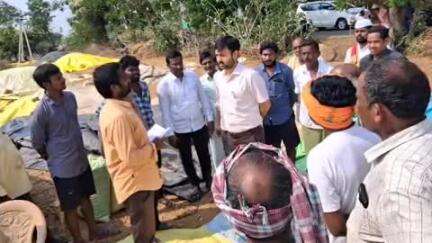 మహబూబాబాద్: కేసముద్రం మండలం కల్వల పూసపెల్లి గ్రామాలలో ధాన్యం కొనుగోలు కేంద్రాలను ఆకస్మికంగా తనిఖీ చేసిన కలెక్టర్ అద్వైత్ కుమార్
