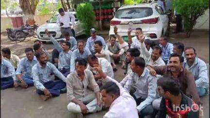 बदनावर: महू नीमच फोरलेन पर टोल टैक्स कर्मचारियों ने ऑफिस के बाहर धरना दिया