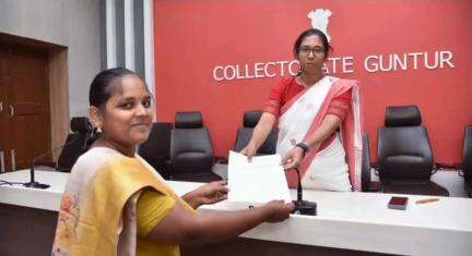 గుంటూరు: జిల్లాలోని 22 చైల్డ్ కేర్ ఇనిస్ట్యూషన్స్ నిర్వాహకులకు తాత్కాలిక గుర్తింపు పత్రాలు అందజేసిన జిల్లా కలెక్టర్ నాగలక్ష్మి