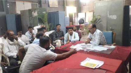 चिखली: तालुका कृषी कार्यालयात पिक विमा साठी वरिष्ठांच्या झालेल्या चर्चेअंती पाच तासानंतर शेतकरी नेत्यांचे आंदोलन स्थगित